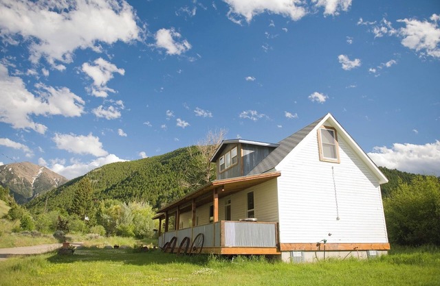 Los registros originales en las paredes interiores hacen de este un acogedor Montana Getaway.