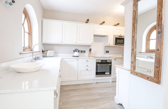 THE OSTLERY, pet friendly, with pool in Stalham