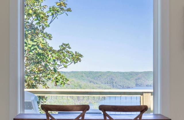 The Otterbox Skyloft , luxury 1 bedroom home at the lake, indoor hot tub , darts