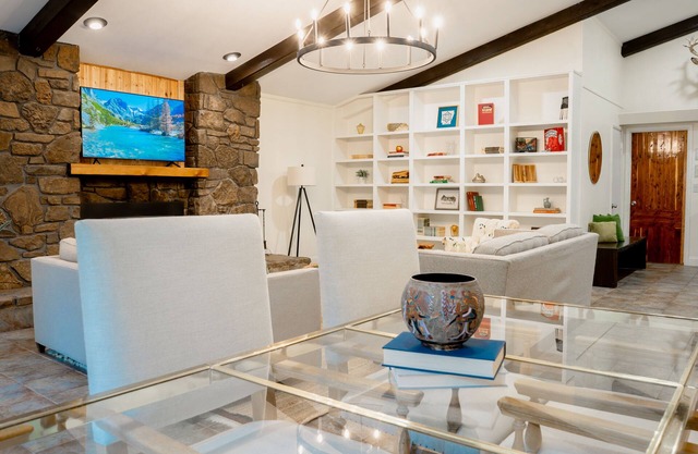 The Overlook on Mt Sequoyah~ Hot Tub~ 1mi from UofA campus and downtown!