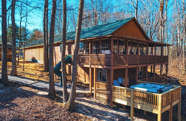 Large cabin-Game Room,Hot tub,Kid Friendly