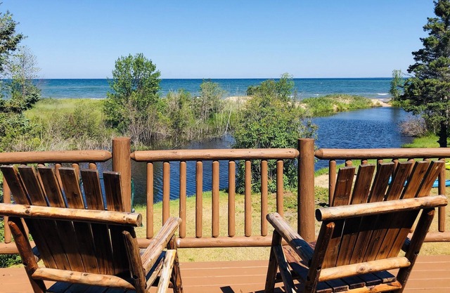 Cecil Bay Home en Carp River con vista al lago Michigan