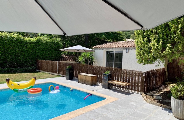The Pool House Valbonne, moderno y luminoso estudio con aire acondicionado y estacionamiento, a 5 millones del pueblo.