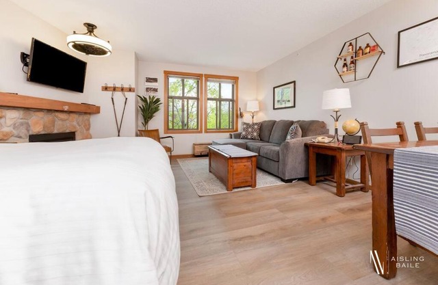 The Powder Nook, Hot Pools, Mile 1 Express Chair