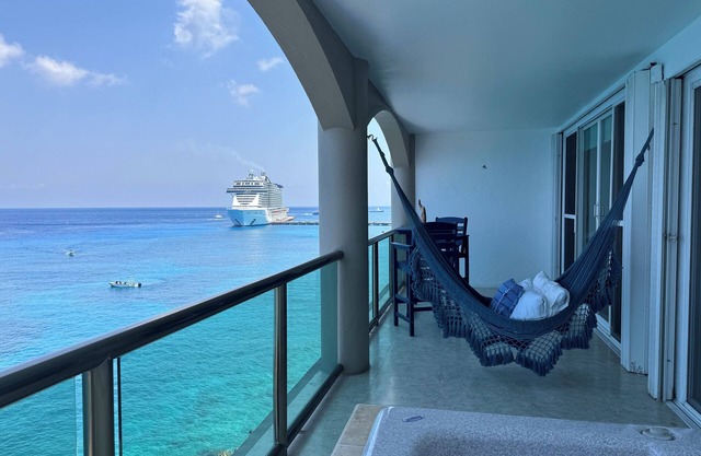 The Queen of Cozumel Coastal Crown 👑 Ocean Front Luxury Condo, DOWNTOWN LOCATION
