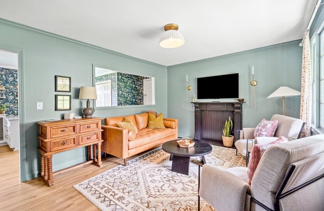 The Rabbit Hole - cozy retreat in downtown Travelers Rest.