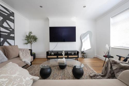 The Romford Oasis - Spacious 4 bedroom escape