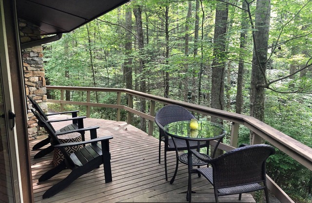 The Round House at Indian Cove; Mountain Cabin on 8 acres w/ Tree House Views.