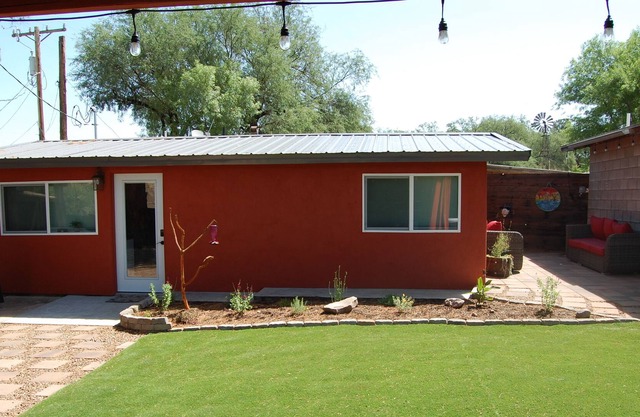 The Rustic Private hideaway w/hot tub in the middle of town