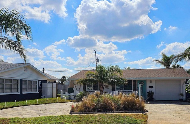 THE SALTY MERMAID COTTAGE, Pet Friendly, 1/2 block from the Beach