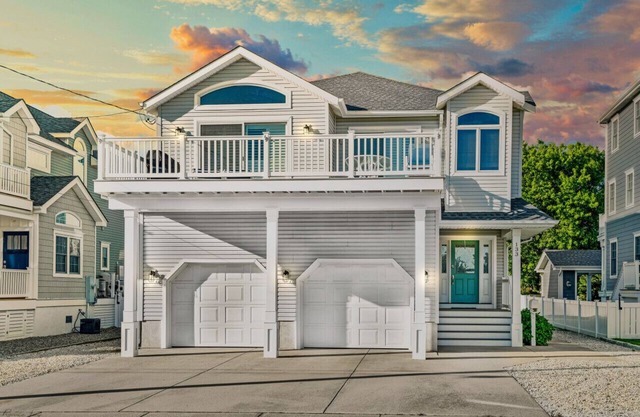The Sandpiper Beach House: Beautiful & Spacious Smart Home, Close to Avalon's Beach & Town!