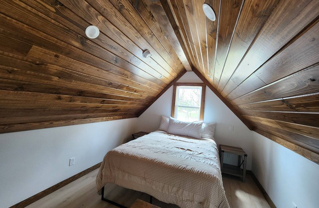 The Screeching Owl: Cabins at Northwoods minutes from hiking, biking and more.