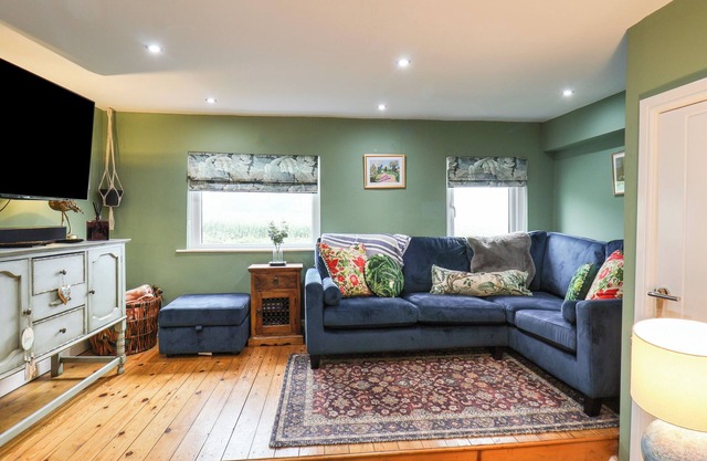 THE SEASIDE HOUSE, pet friendly, with a garden in Staithes