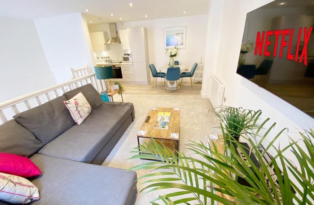 The Seaside Maisonette. Free Parking/Close To Town