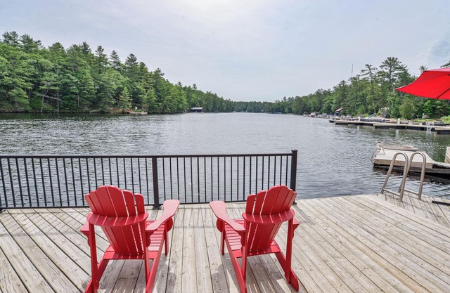 The Trent Cottage -Cozy lakeview @ The Severn Falls Marina