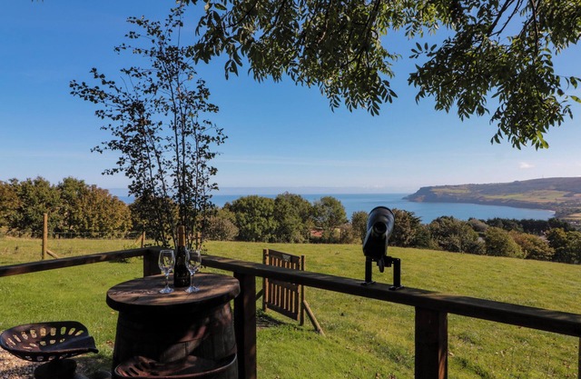 THE SHEPHERD'S REST, romantic, with a garden in Robin Hood’s Bay