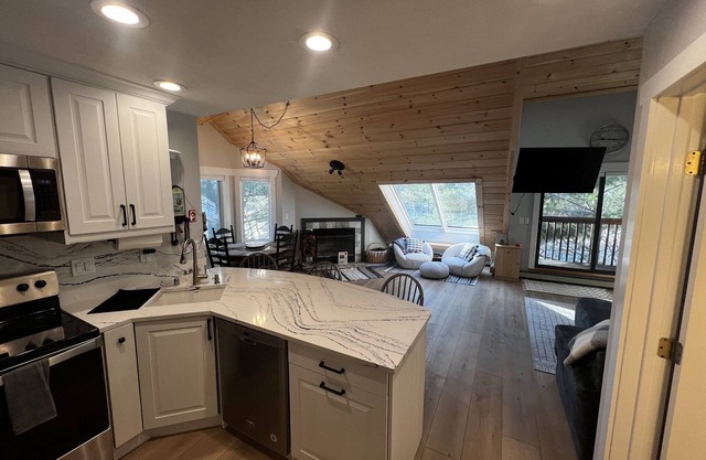 The Shred Chalet, Walk to Lifts and Ski-in!