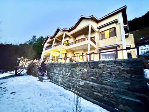 The Sky Mountain Kufri I Serviced Villa I Balcony I Valley and Mountain View I Family Groups & Bonfire I Memories & Enjoyment Villa I by Exotic Stays