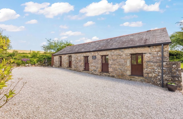 THE STABLES, pet friendly, character holiday cottage in St Neot