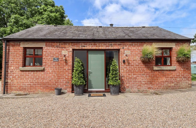 THE STABLES, romantic, country holiday cottage in Walmer Bridge