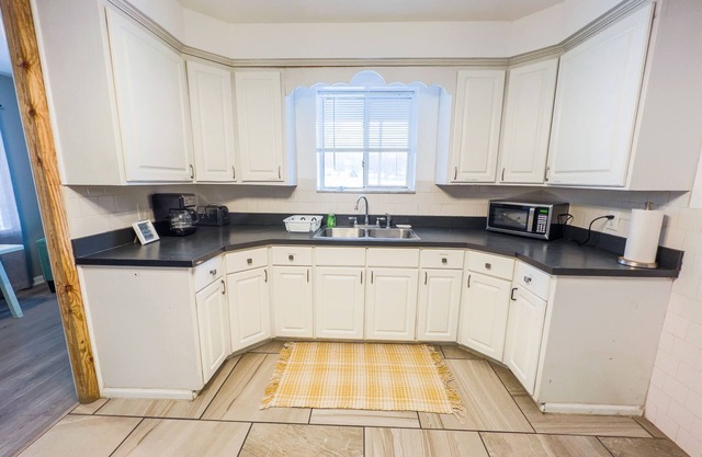 The Stone Castle - With Private Yard & Parking, Near Falls & Casino by Niagara Hospitality