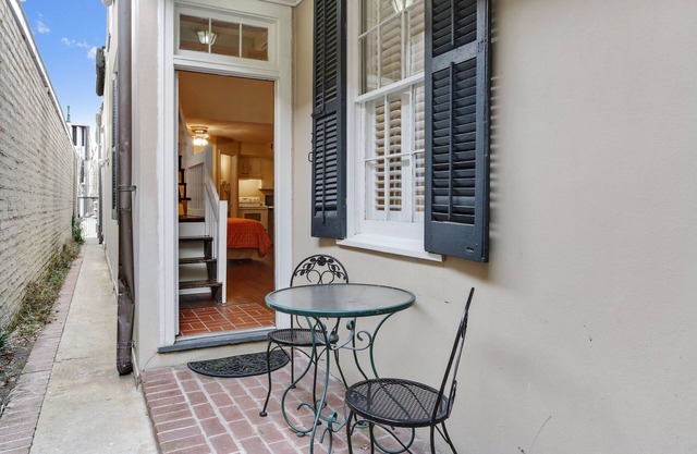 Capacidad para 20 personas - Propiedad cerrada con 6 habitaciones, 4 habitaciones, 10 camas - frontera norte del barrio francés