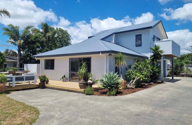 The Sun Trap with a spa in the Heads - Great for families and groups