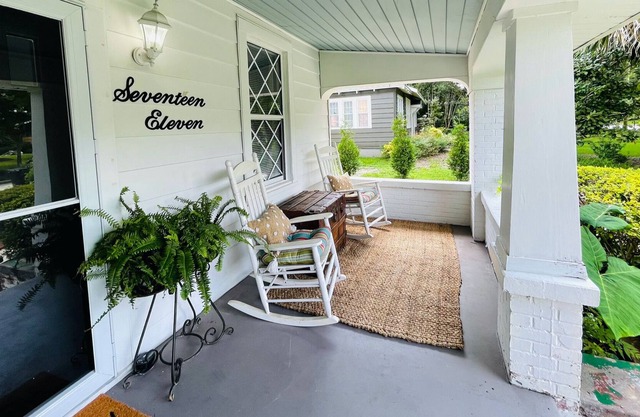 The Sunday Morning Bungalow- Near Downtown & Beach!