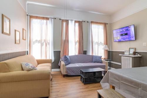 The Sunny Southern Manse Back Walk Downtown