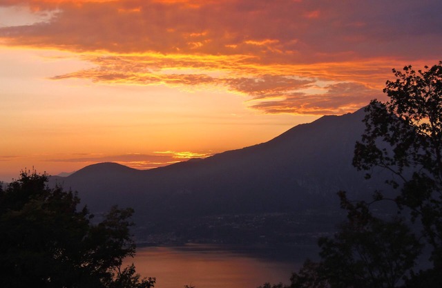Villa con gran terraza con vista al lago.