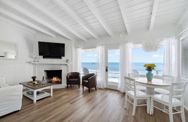 Malibu Carbon Beach Oceanfront Bungalow Doce