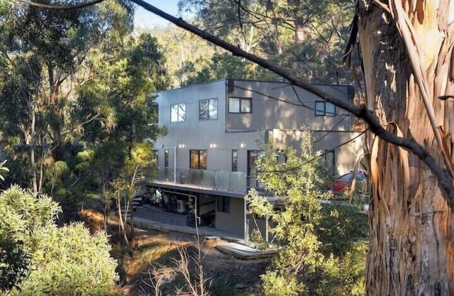 "The Tree House Hobart" - 10kms to CBD - Sleeps 8.