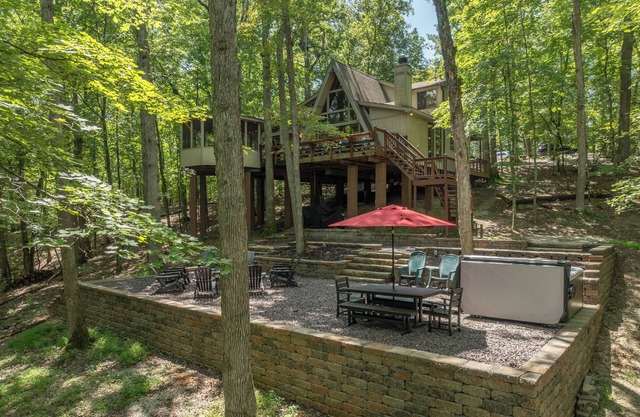 The Treehouse at Cedar Falls by Innsbrook Vacations!