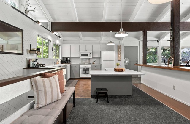 The Treehouse, Welcome to the Cabin Club! Enjoy Treetop Views, Amazing Cabin!