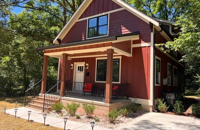 The Uptown Cottage.1 mile to uptown!