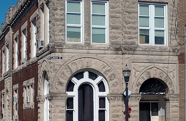 The Vault / Historical 1800s Bank 7min Off I-64. Downtown Main street