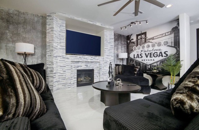 The Vegas Royale, epic themed villa 7BR, 5.5BA games, pool, fun
