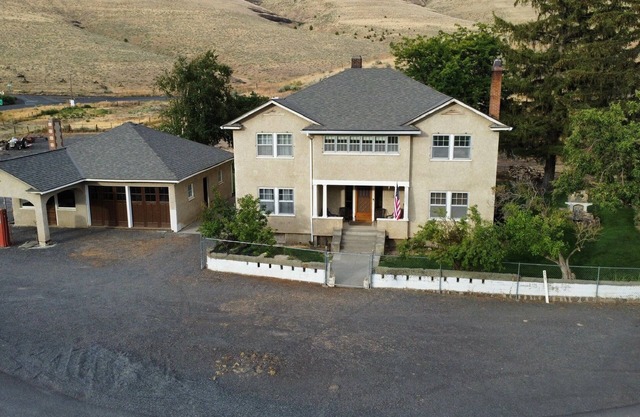 The Vinson House Historic 5 bedroom 2 bath ranch house