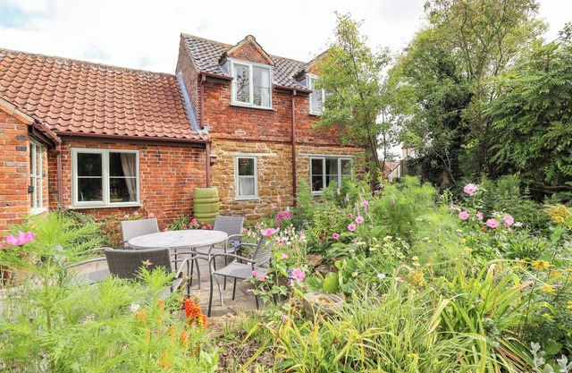 THE WAGGON SHED, pet friendly, with open fire in Bottesford