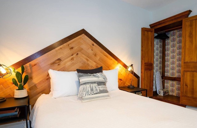 The Western Allure| Beer + Wine | Sleeps 2