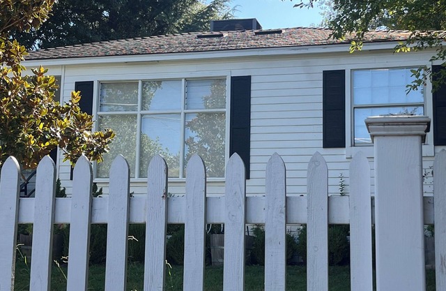 The White House - historic Auburn bungalow near downtown - 30 plus day rental