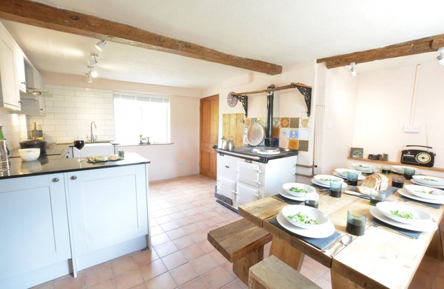 THE WHITE HOUSE WITH STUDIO, pet friendly, with open fire in Wortwell