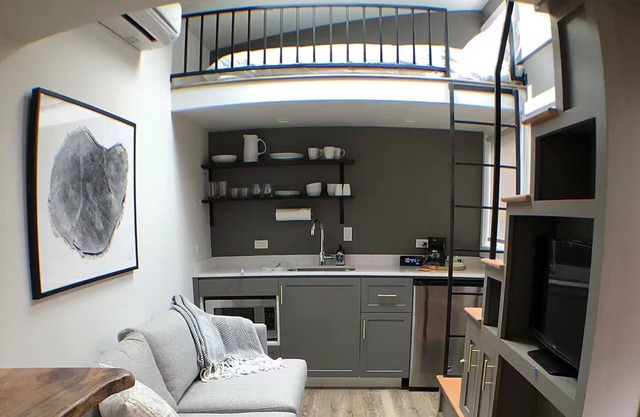 The Wiedler - Charming Tiny Home - AC, WiFi in the heart of the action!