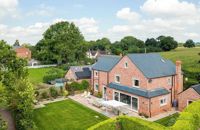 THE WILLOWS, pet friendly, luxury holiday cottage in Tarporley