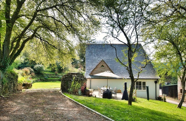 THE WING AT WARHAM, family friendly, with open fire in Dolton