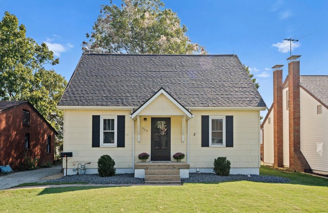 The Yellow Haus, 3 bedrooms, close to downtown Waterloo!