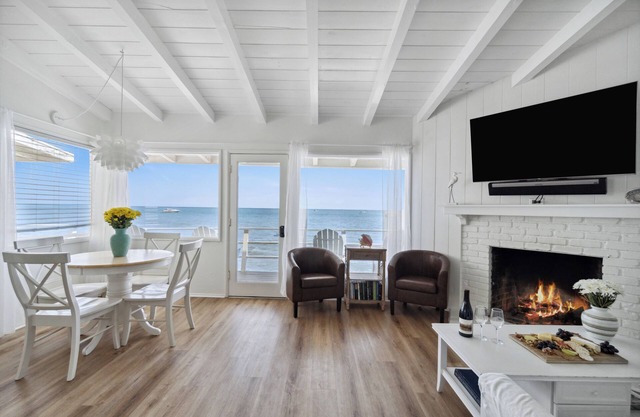 Malibu Carbon Beach Oceanfront Bungalow Diez