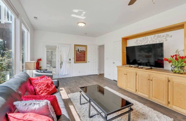 This apartment is a 2 bedroom(s), 1 bathrooms, located in Riverton, UT.