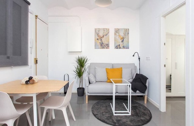 This apartment is a 2 bedroom(s), 1 bathrooms, located in Barcelona, Catalunya.