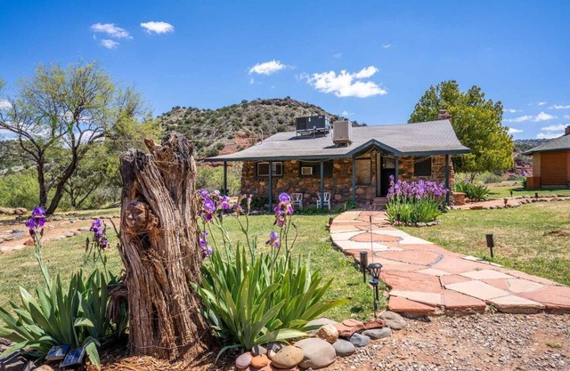 This cottage is a 2 bedroom(s), 1 bathrooms, located in Sedona, AZ.